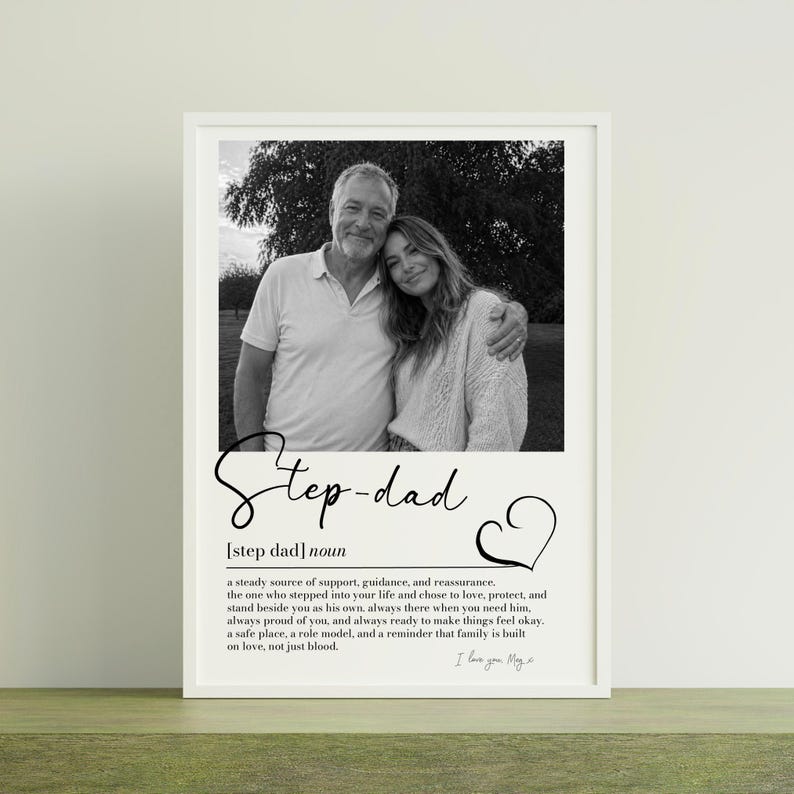 K&ouml;nnte beinhalten: Gerahmter Schwarz-Wei&szlig;-Druck mit einem Foto eines Mannes und einer Frau. Das Wort "Step-dad" ist kursiv geschrieben, mit einer Definition darunter. Der Text enth&auml;lt "I love you May."