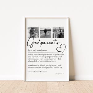 Puede incluir: Un cartel enmarcado con la palabra "Godparents" en escritura cursiva. El cartel incluye tres pequeñas fotos en blanco y negro y una definición de padrinos, destacando su papel en la vida. El marco es blanco.