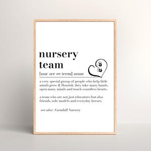 K&ouml;nnte beinhalten: Gerahmter Druck mit den Worten "nursery team" in schwarzer Schrift. Die Definition enth&auml;lt eine herzf&ouml;rmige Grafik mit Handabdr&uuml;cken. Der Text beschreibt die Rolle des Teams bei der F&ouml;rderung junger K&ouml;pfe.