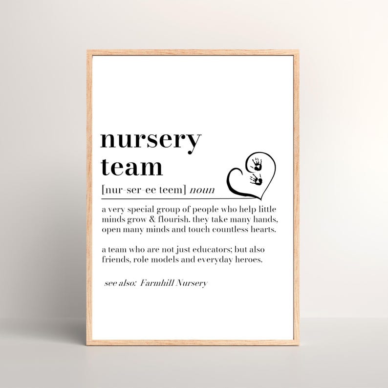 K&ouml;nnte beinhalten: Gerahmter Druck mit den Worten "nursery team" in schwarzer Schrift. Die Definition enth&auml;lt eine herzf&ouml;rmige Grafik mit Handabdr&uuml;cken. Der Text beschreibt die Rolle des Teams bei der F&ouml;rderung junger K&ouml;pfe.