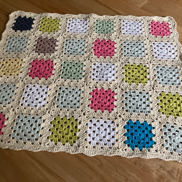 Kleine gehäkelte Granny Square Decke - reine Baumwolle