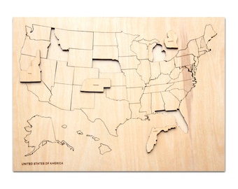 Puede incluir: Un rompecabezas de madera de los Estados Unidos de América. Cada estado es una pieza separada que encaja en el contorno del país. El rompecabezas está hecho de madera marrón claro y tiene un acabado natural.