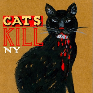 Könnte beinhalten: Illustration einer schwarzen Katze mit einer Maus im Maul und rotem Blut, das heruntertropft. Der Text "CATS KILL NY" steht in roten und gelben Buchstaben. Das Kunstwerk befindet sich auf einem beigen Hintergrund.