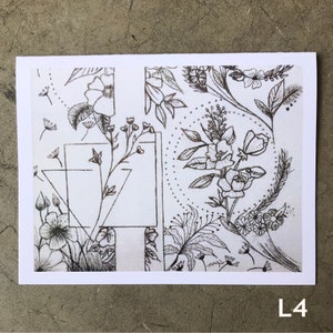 Puede incluir: Un dibujo en blanco y negro de un patrón floral con formas geométricas. El dibujo presenta una variedad de flores, hojas y tallos.