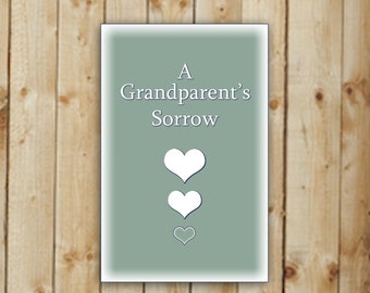Può includere: Un biglietto verde salvia con il testo "A Grandparent's Sorrow" in bianco. Tre cuori bianchi sono disposti verticalmente in ordine decrescente di dimensione.