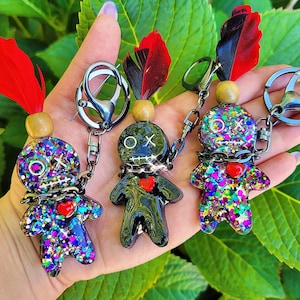 Resin Voodoo Puppe Schlüsselanhänger | Voodoo Schlüsselanhänger |Voodoo Dolls | Schlinge Keychain | Kapuze | Witchy Schlüsselanhänger Okkulte Kunst | Hexe Schlüsselanhänger