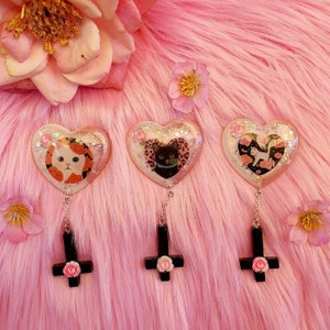 Satanic Kitten Brooch Gothic Pastel Goth Kitties Inverted Cross Brooch Harajuku Lolita Goth Loli Resin Cherubs Pendant Satanic Cat Brooch