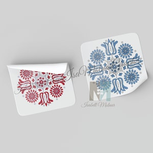 Op de afbeelding: Twee vierkante stickers met ingewikkelde bloemmotieven. Eén sticker heeft een blauw en wit ontwerp, terwijl de andere een rood en wit ontwerp heeft. De stickers bevinden zich op een witte achtergrond.