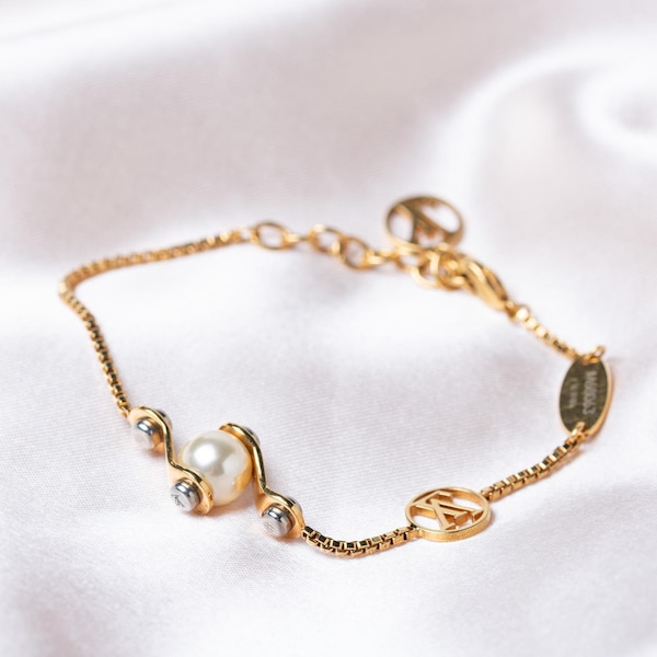 Pulsera vintage Louis Vuitton con perlas en tono dorado