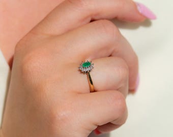 Vintage 9 karat guldring med smaragd och diamanter
