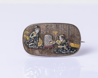 Spilla antica in oro e argento del XIX secolo, stile Meiji, in stile Shakudo, con due geishe.