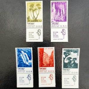 Op de afbeelding: Een verzameling van zes Israëlische postzegels met natuurtaferelen. De postzegels tonen afbeeldingen van een waterval, een kloof, bomen en een grot. Elke postzegel heeft tekst in het Hebreeuws en Engels, met waarden van 0,02 tot 0,30.