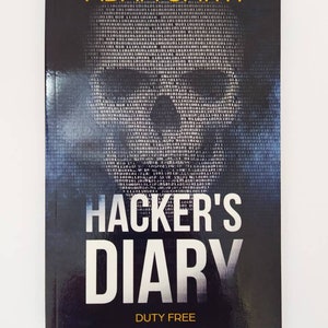 Könnte beinhalten: Ein schwarzer Buchumschlag mit einem Schädel aus binärem Code. Der Titel lautet "Hacker's Diary" in weißer Schrift und "Duty Free" in gelber Schrift.