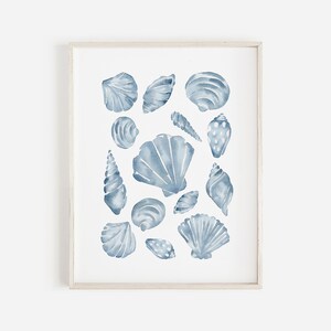 Puede incluir: Una impresi&oacute;n en acuarela enmarcada que presenta varias conchas marinas azules. Las conchas est&aacute;n representadas en tonos de azul claro y oscuro, con detalles y texturas intrincadas. La obra de arte est&aacute; sobre un fondo blanco, creando un tema costero o n&aacute;utico.