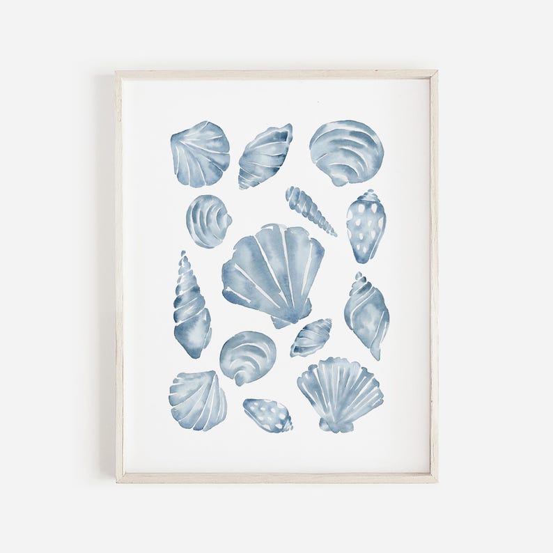 Puede incluir: Una impresi&oacute;n en acuarela enmarcada que presenta varias conchas marinas azules. Las conchas est&aacute;n representadas en tonos de azul claro y oscuro, con detalles y texturas intrincadas. La obra de arte est&aacute; sobre un fondo blanco, creando un tema costero o n&aacute;utico.