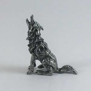 Pewter Sitting Howling Wolf