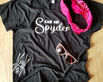 Uma camiseta "Can Am Spyder" com uma aranha rastejante