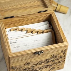 Personalisierte Rezeptbox, Rezeptkartenbox aus Holz mit Teilern, Rezept-Aufbewahrungsbox, Küchenorganisator, Geschenk für Brautparty