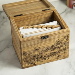 Rezeptbox, personalisierte Rezeptbox mit Gravur, benutzerdefinierter Rezeptorganizer, Küchenbox Geschenk für Mama oder Oma, Holzkartenbox, Familiengeschenk