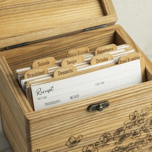 Benutzerdefinierte hölzerne Rezeptbox mit Teilern, personalisierte Küchenandenken, Geschenk für Oma, rustikaler Rezeptkartenveranstalter, Einweihungspartygeschenk