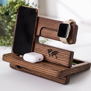 Estación de carga de madera personalizada para hombre, organizador de mesita de noche personalizado, estación de carga para teléfono, reloj de mesita de noche de madera, idea de regalo para papá