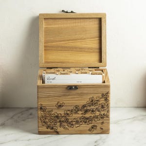Hölzerne Rezeptbox mit Rezeptkartenteilern, Aufbewahrung für Familienrezepte, Geschenk für Mutter von Tochter, Geschenk zum 5-jährigen Jubiläum, benutzerdefinierte Rezeptbox Holz