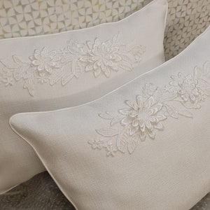 Almohadas de boda para arrodillarse Viscosa blanquecina con apliques de encaje 3D Juego de almohadas de rodillas blanquecinas para ceremonia de boda