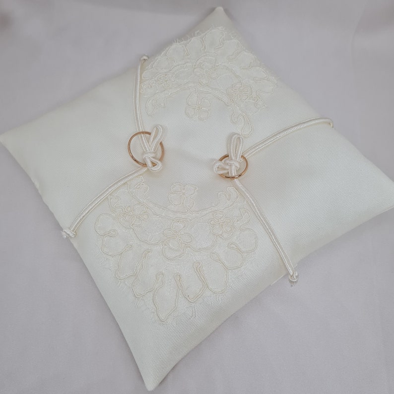 Wedding ring bearer pillow Ivory lace ring holder image 4