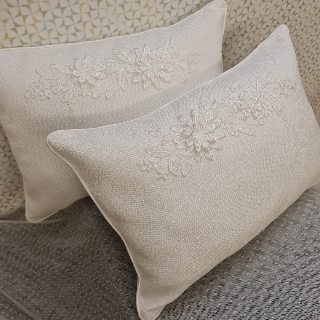 Wedding Pillows for Kneeling With 3D Lace Applique off White Kneel