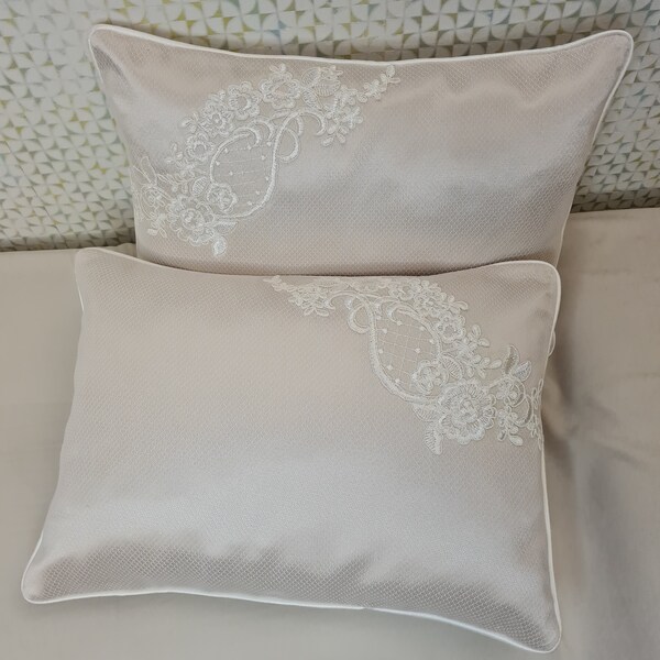 Parure de coussin mariage à genoux Coussin beige avec dentelle appliquée pour la cérémonie de mariage