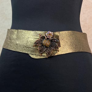 Cinturón llamativo de cuero genuino dorado vintage, cinturón romántico floral con pedrería, cinturón de cintura maximalista estilo boho, 76 cm de cintura