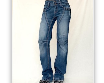Jean en denim effet vieilli cyber grunge Y2K vintage détails strass cloutés pantalon évasé taille basse empiècements en patchwork coutures de jambe