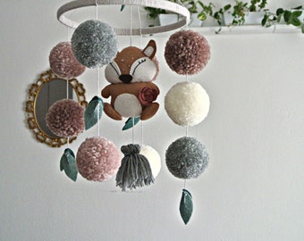 Baby girl mobile with a squirrel surrounded by greenery and high quality pompoms. A nice gift for baby girl.
