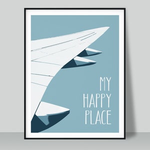 Może przedstawiać: Niebieskie i białe skrzydło samolotu z napisem "MY HAPPY PLACE" umieszczonym poniżej.