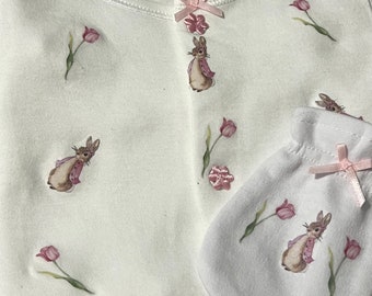 Attache tétine assortie GRATUITE. Magnifique pyjama bébé/bébé reborn Beatrix Potter et tulipes avec moufles assorties.