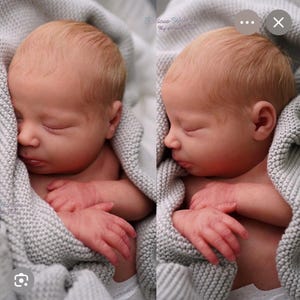 Op de afbeelding: Een realistische reborn pop met een lichte huid en fijn, dun blond haar, getoond in twee zijaanzichten. De pop heeft gesloten ogen, een klein neusje, roze lippen en is gewikkeld in een lichtgrijze, gebreide deken met een textuur.