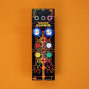 以下が含まれることがあります： 「YAKAM CUMBIA」というテキストとカラフルなデザインが施された黒いユーロラックモジュール。モジュールには4つのノブがあり、そのうち2つは青、1つは赤、1つは白、1つは黄、1つは緑です。