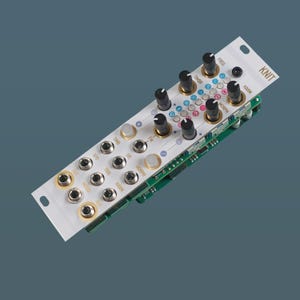 Puede incluir: Módulo electrónico blanco y verde con perillas negras, conectores dorados y la palabra "KNIT". Cuenta con controles etiquetados como "FREQ", "TIMBR", "MORPH" y más. Diseñado para síntesis de audio, tiene luces de colores.