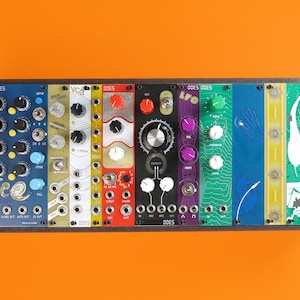 Puede incluir: Un sintetizador modular con una variedad de módulos coloridos, que incluyen un VCA, un LFO y un módulo etiquetado como "My First Modular".