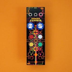Puede incluir: Un módulo Eurorack negro y de color neón con el texto "OMAN CUMBIA" y "ODES" impreso en él. El módulo tiene varios botones, botones y conectores.