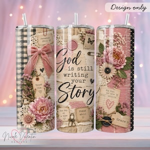 Puede incluir: Tres vasos cilíndricos con un diseño de collage de flores rosas, encaje y cuadros vichy en blanco y negro. El texto dice God is still writing your Story, Jeremiah 29:11, Trust Him, Psalm 46:10, His Plan not mine y Grace.