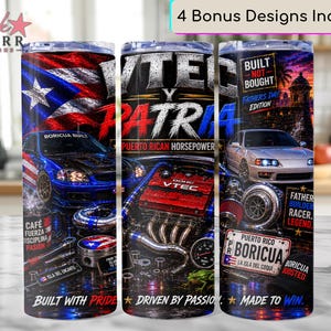Könnte beinhalten: Drei zylindrische Becher mit Automobil- und puerto-ricanischen Motiven. Die Designs zeigen ein blaues Auto, einen VTEC-Motor, ein silbernes Auto sowie den Text VTEC Y PATRIA, BUILT NOT BOUGHT und PUERTO RICO BORICUA. Die Grafiken enthalten Flaggen, Autoteile und Schriftzüge.