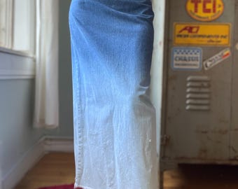 Vintage Y2K Guess lange denim maxirok | Ombre vervaagde A-lijn | Grunge festivalrok met onafgewerkte zoom | Maat 32