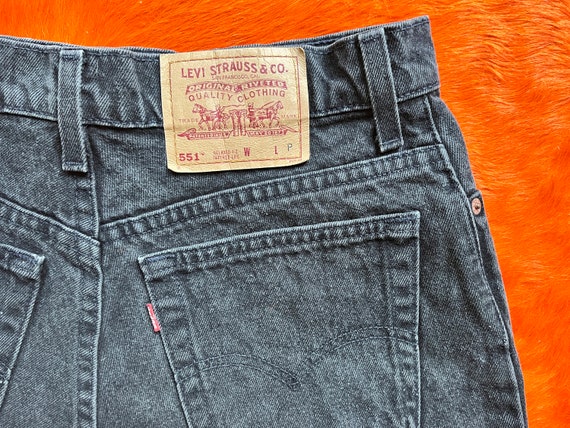 90s vintage Levis 551 hi waist denim shorts cutof… - image 5