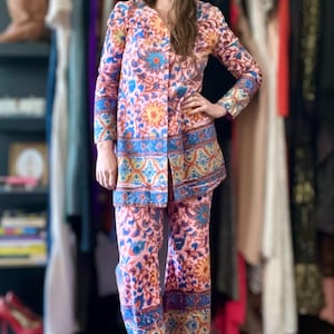 Vintage 70s Hand‑Dyed Cotton Set | 1970s Pink Barkcloth Floral Tunic & Bell Bottom Pants | Bohemian Hippie Loungewear | Size S (24” Waist)