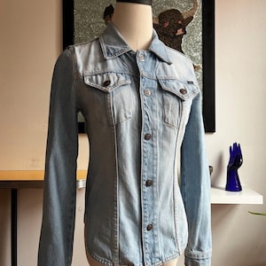 Vintage Y2K Western Denim Shirt | Light Wash Fitted Button Down | Brown Stitching | USA-Made 100% Cotton | Size S/M