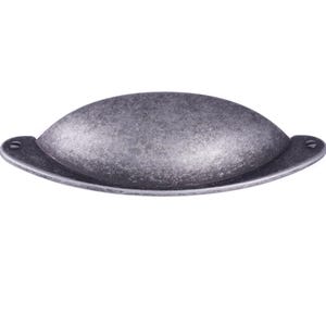 Peut inclure: Une poignée de tiroir en métal gris vieilli, de forme arrondie. La poignée présente une surface texturée et deux petits trous à chaque extrémité pour le montage. Idéale pour les armoires et les tiroirs.