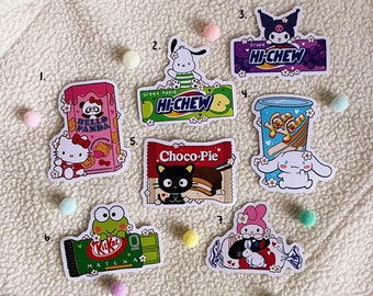 以下が含まれることがあります： 様々な漫画のキャラクターと人気のお菓子ブランドをフィーチャーした、カラフルなステッカー10枚セット。ステッカーには、ハローパンダ、ハイチュウ、チョコパイ、キットカット、サンリオキャラクターなどが含まれています。