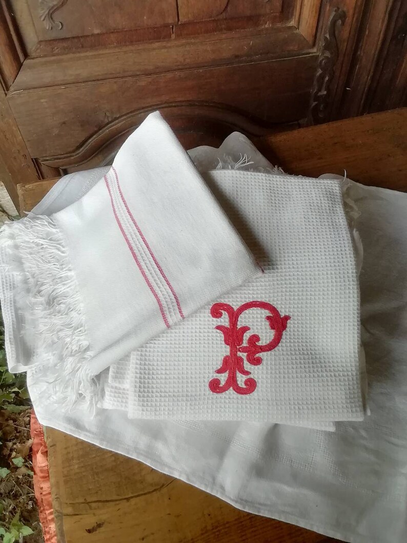 A set of 4 waffle tassled hand towels