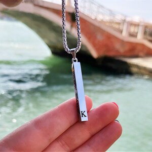 Colgante de barra personalizado, regalo personalizado para novia, collar de barra con inicial, collar con nombre pequeño, collar con inicial personalizada, letra vertical